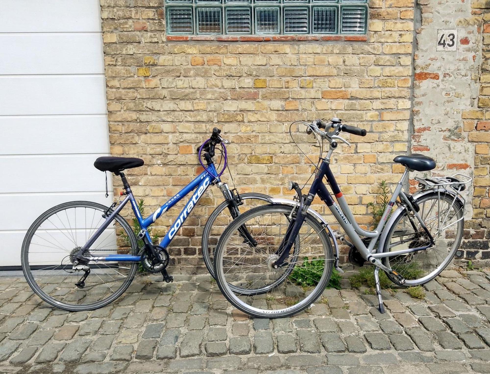 With Carparking, Bicycles And Small Breakfast Couette-café Bruges